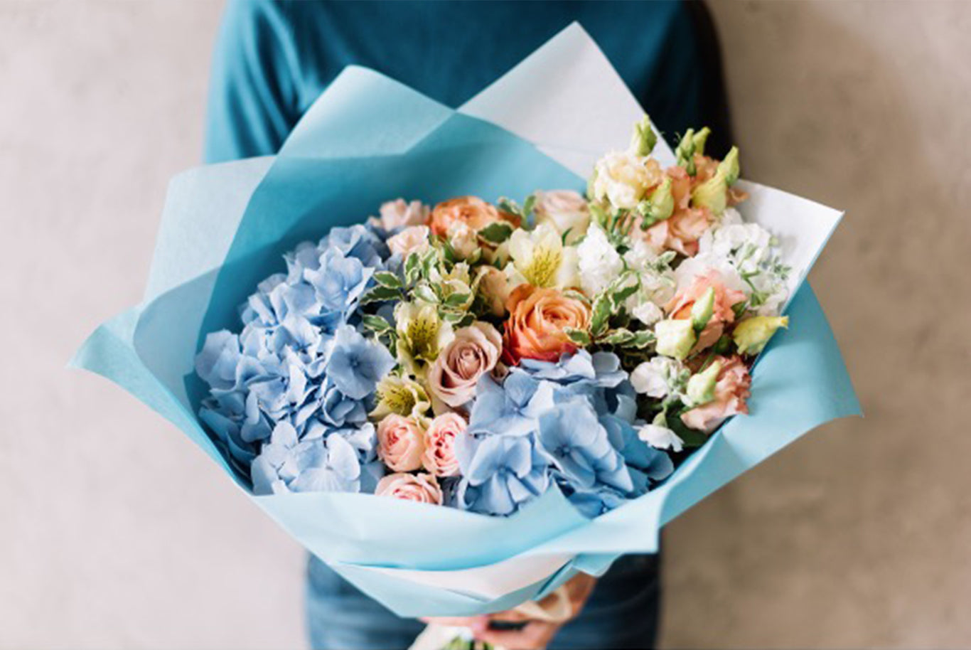 アジサイとコーラルローズの爽やかなブーケ